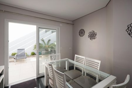 Casa de condomínio à venda com 450m², 4 quartos e 6 vagas Casa de condomínio à venda com 450m², 4 quartos e 6 vagasSala de Jantar