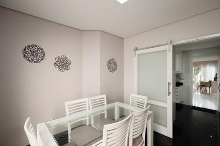 Casa de condomínio à venda com 450m², 4 quartos e 6 vagas Casa de condomínio à venda com 450m², 4 quartos e 6 vagasSala de Jantar