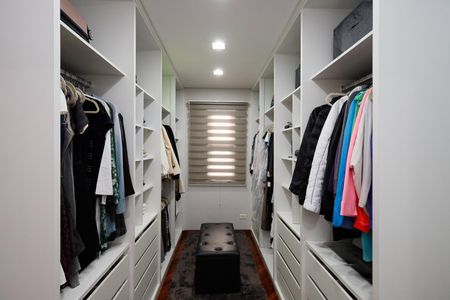 Casa de condomínio à venda com 450m², 4 quartos e 6 vagas Casa de condomínio à venda com 450m², 4 quartos e 6 vagasCloset