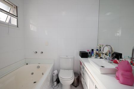 Casa de condomínio à venda com 450m², 4 quartos e 6 vagas Casa de condomínio à venda com 450m², 4 quartos e 6 vagasBanheiro da Suíte 2