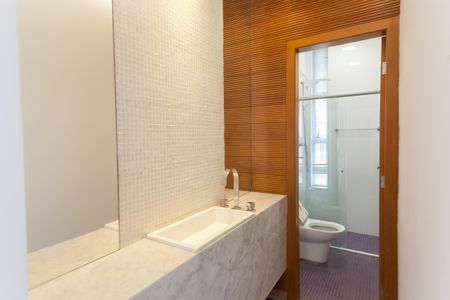 Apartamento à venda com 308m², 5 quartos e 4 vagasBanheiro Social 2