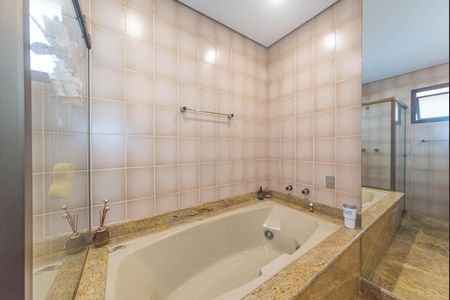 Apartamento à venda com 314m², 5 quartos e 4 vagas Apartamento à venda com 314m², 5 quartos e 4 vagasBanheiro da Suíte 1
