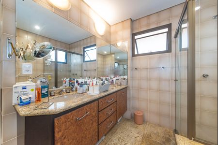 Apartamento à venda com 314m², 5 quartos e 4 vagas Apartamento à venda com 314m², 5 quartos e 4 vagasBanheiro da Suíte 1