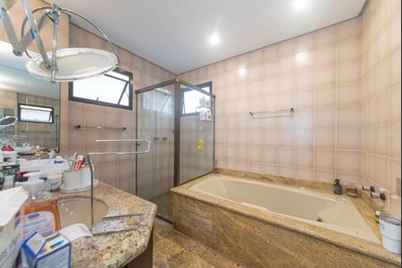 Apartamento à venda com 314m², 5 quartos e 4 vagas Apartamento à venda com 314m², 5 quartos e 4 vagasBanheiro da Suíte 1