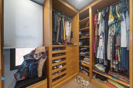 Apartamento à venda com 314m², 5 quartos e 4 vagas Apartamento à venda com 314m², 5 quartos e 4 vagasCloset da Suíte 1