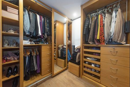 Apartamento à venda com 314m², 5 quartos e 4 vagas Apartamento à venda com 314m², 5 quartos e 4 vagasCloset da Suíte 1