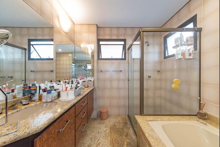 Apartamento à venda com 314m², 5 quartos e 4 vagas Apartamento à venda com 314m², 5 quartos e 4 vagasBanheiro da Suíte 1