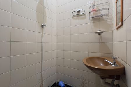 Casa à venda com 100m², 2 quartos e 2 vagasBanheiro 1