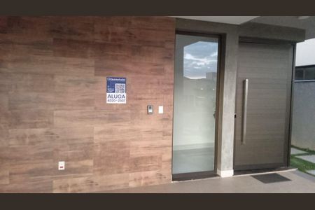 Casa de condomínio à venda com 252m², 4 quartos e 4 vagasPlaca
