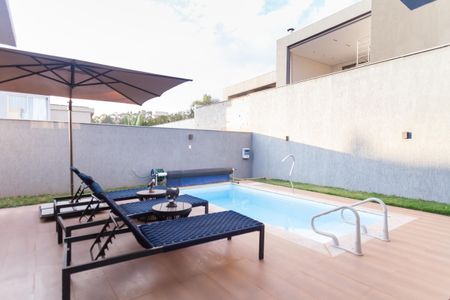 Casa de condomínio à venda com 252m², 4 quartos e 4 vagasPiscina