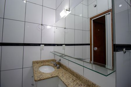 Casa à venda com 200m², 3 quartos e 3 vagas Casa à venda com 200m², 3 quartos e 3 vagasBanheiro da Suíte 1