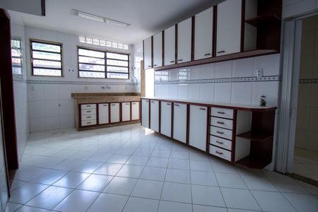 Casa à venda com 200m², 3 quartos e 3 vagas Casa à venda com 200m², 3 quartos e 3 vagasCozinha e Área de Serviço