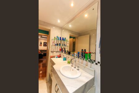 Apartamento à venda com 254m², 3 quartos e 5 vagasBanheiro da Suíte 2