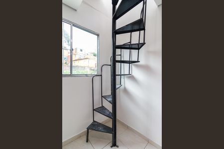 Casa para alugar com 44m², 2 quartos e sem vagaEscada