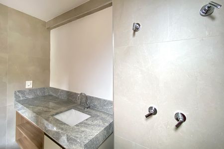 Apartamento à venda com 72m², 2 quartos e 3 vagas Apartamento à venda com 72m², 2 quartos e 3 vagasBanheiro da Suíte 1