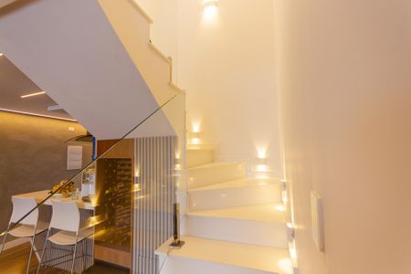 Apartamento à venda com 183m², 3 quartos e 3 vagas Apartamento à venda com 183m², 3 quartos e 3 vagasEscada