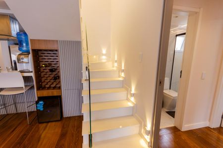 Apartamento à venda com 183m², 3 quartos e 3 vagas Apartamento à venda com 183m², 3 quartos e 3 vagasEscada