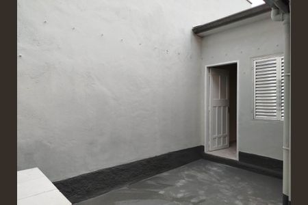 Casa para alugar com 150m², 2 quartos e 1 vaga Casa para alugar com 150m², 2 quartos e 1 vagaQuintal e entrada da edícula