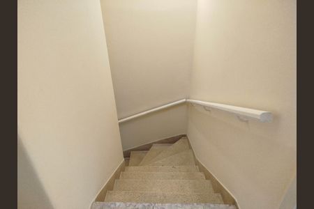 Casa para alugar com 150m², 2 quartos e 1 vaga Casa para alugar com 150m², 2 quartos e 1 vagaEscada para segundo piso