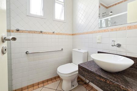 Casa para alugar com 210m², 2 quartos e 2 vagas Casa para alugar com 210m², 2 quartos e 2 vagasBanheiro Social