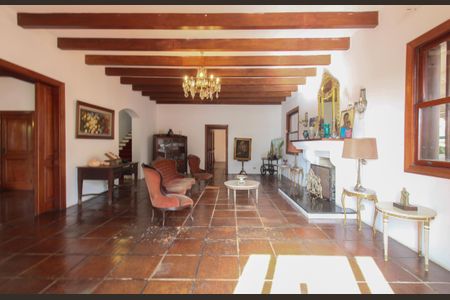 Casa à venda com 461m², 4 quartos e 2 vagasSala