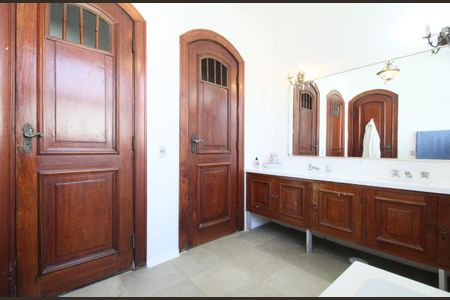 Casa à venda com 461m², 4 quartos e 2 vagasBanheiro da Suíte 2