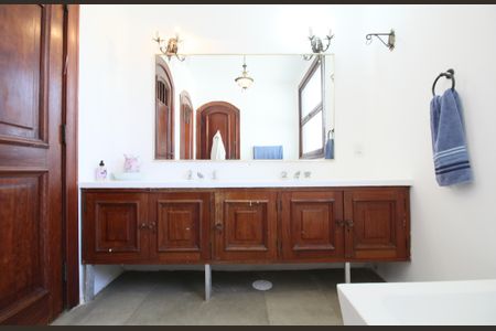 Casa à venda com 461m², 4 quartos e 2 vagasBanheiro da Suíte 2