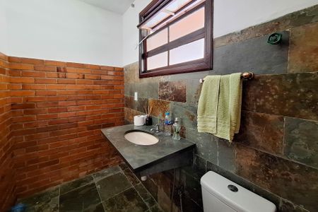 Casa de condomínio para alugar com 130m², 3 quartos e 2 vagasBanheiro social