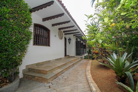 Casa à venda com 374m², 4 quartos e 5 vagas Casa à venda com 374m², 4 quartos e 5 vagasEntrada da Casa