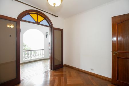Casa à venda com 374m², 4 quartos e 5 vagas Casa à venda com 374m², 4 quartos e 5 vagasQuarto 1