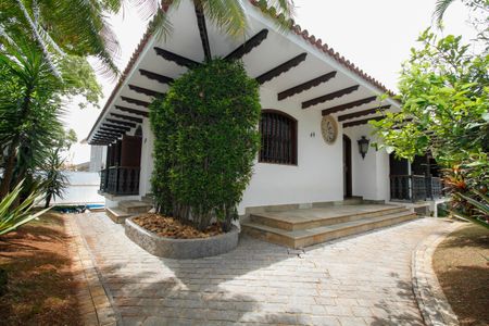 Casa à venda com 374m², 4 quartos e 5 vagas Casa à venda com 374m², 4 quartos e 5 vagasEntrada da Casa