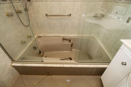 Casa à venda com 374m², 4 quartos e 5 vagas Casa à venda com 374m², 4 quartos e 5 vagasBanheiro da Suíte