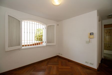 Casa à venda com 374m², 4 quartos e 5 vagas Casa à venda com 374m², 4 quartos e 5 vagasQuarto de Serviço