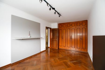 Casa à venda com 374m², 4 quartos e 5 vagas Casa à venda com 374m², 4 quartos e 5 vagasQuarto 2