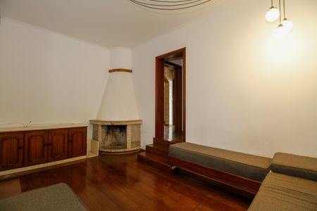 Casa à venda com 374m², 4 quartos e 5 vagas Casa à venda com 374m², 4 quartos e 5 vagasSala de Tv