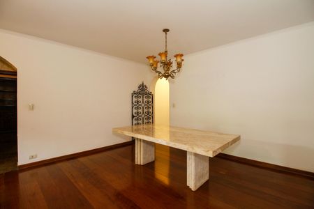 Casa à venda com 374m², 4 quartos e 5 vagas Casa à venda com 374m², 4 quartos e 5 vagasSala de Estar