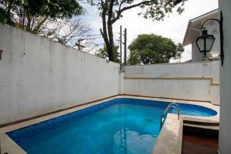 Casa à venda com 374m², 4 quartos e 5 vagas Casa à venda com 374m², 4 quartos e 5 vagasPiscina