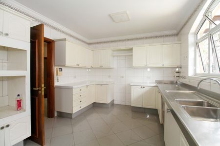 Casa à venda com 374m², 4 quartos e 5 vagas Casa à venda com 374m², 4 quartos e 5 vagasBanheiro Social