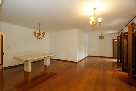 Casa à venda com 374m², 4 quartos e 5 vagas Casa à venda com 374m², 4 quartos e 5 vagasSala de Estar