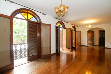 Casa à venda com 374m², 4 quartos e 5 vagas Casa à venda com 374m², 4 quartos e 5 vagasSala de Estar