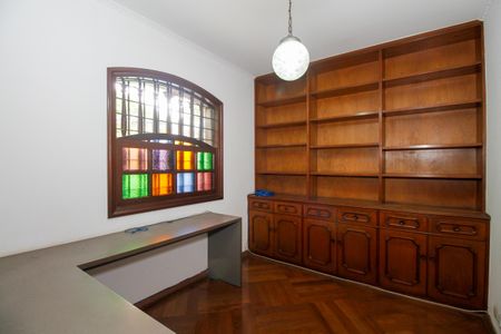 Casa à venda com 374m², 4 quartos e 5 vagas Casa à venda com 374m², 4 quartos e 5 vagasEscritório