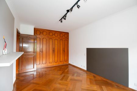 Casa à venda com 374m², 4 quartos e 5 vagas Casa à venda com 374m², 4 quartos e 5 vagasQuarto 2