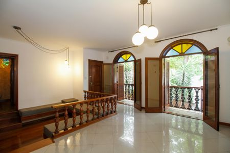 Casa à venda com 374m², 4 quartos e 5 vagas Casa à venda com 374m², 4 quartos e 5 vagasSala de Tv