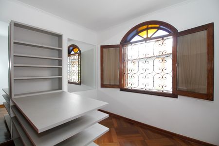 Casa à venda com 374m², 4 quartos e 5 vagas Casa à venda com 374m², 4 quartos e 5 vagasQuarto 3