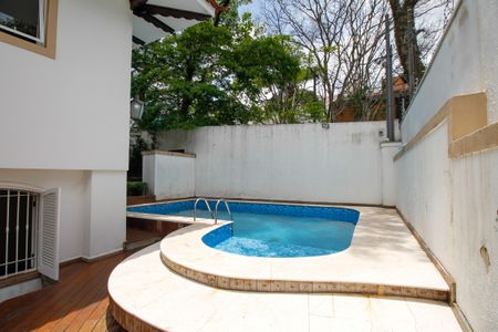 Casa à venda com 374m², 4 quartos e 5 vagas Casa à venda com 374m², 4 quartos e 5 vagasPiscina