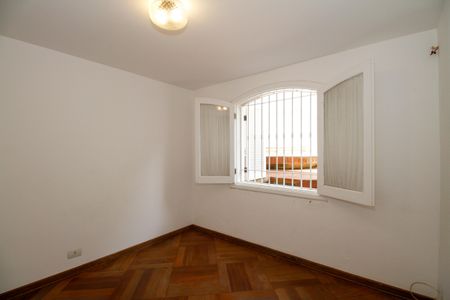 Casa à venda com 374m², 4 quartos e 5 vagas Casa à venda com 374m², 4 quartos e 5 vagasQuarto de Serviço