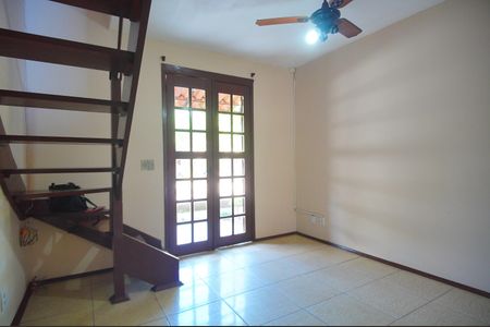 Sala de casa de condomínio para alugar com 2 quartos, 50m² em Vicentina, São Leopoldo