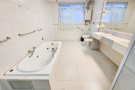Apartamento à venda com 543m², 4 quartos e 2 vagasBanheiro da Suite 2