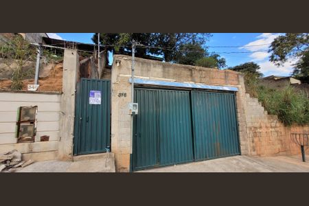 Casa à venda com 212m², 3 quartos e 2 vagas Casa à venda com 212m², 3 quartos e 2 vagasFachada