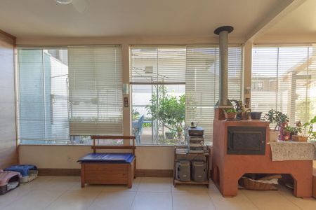 Casa à venda com 310m², 4 quartos e 4 vagas Casa à venda com 310m², 4 quartos e 4 vagasVaranda